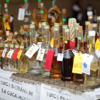 Sticle cu ţuică sunt expuse în timpul Târgului Bucureştilor, organizat în Piaţa Constituţiei, pe 1 octombrie 2016 - Foto: INQUAM HOTOS/Octav Ganea