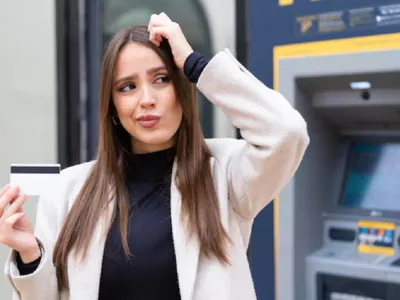 Femeie la ATM - Foto: freepik (rol ilustrativ)