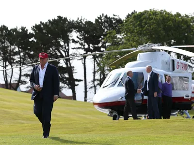 Un bărbat a fost arestat după ce a îndreptat un laser spre elicopterul în care se afla Donald Trump - Foto: Profimedia Images (imagine cu rol ilustrativ)