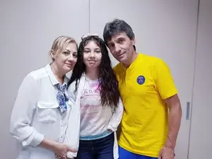 Kassandra Rotariu alături de părinții ei adoptivi, Dana și Iosif Rotariu- Foto: divahair.ro