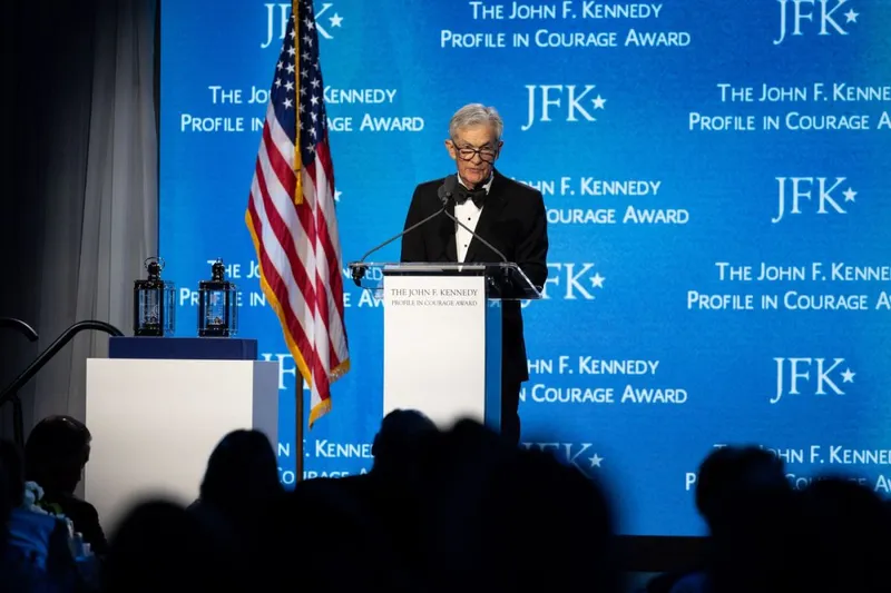 Jerome Powell, al 16-lea preşedinte al Fed, vorbind la primirea Premiului JFK pentru curaj - Foto: Profimedia Images