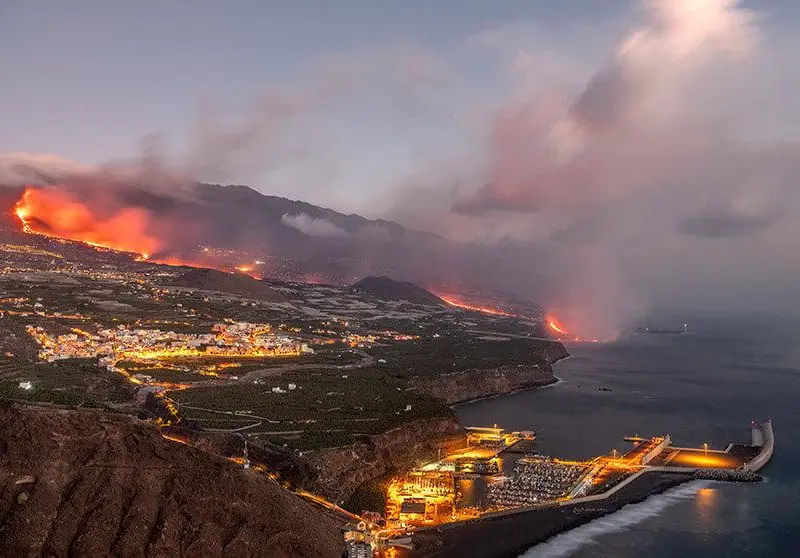 Vulcanul Cumbre Vieja a erupt din nou. Traficul aerian din jurul insulei La Palma, perturbat. / Foto: atalayar.com