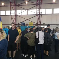 Înghesuială la secțiile de vot din Cluj Napoca. FOTO: Claudia Bonchiș