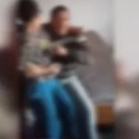 Imagini înfiorătoare: Un bărbat își lovește cu pumnul copilul cu probleme, iar mama filmează Foto: bzi.ro