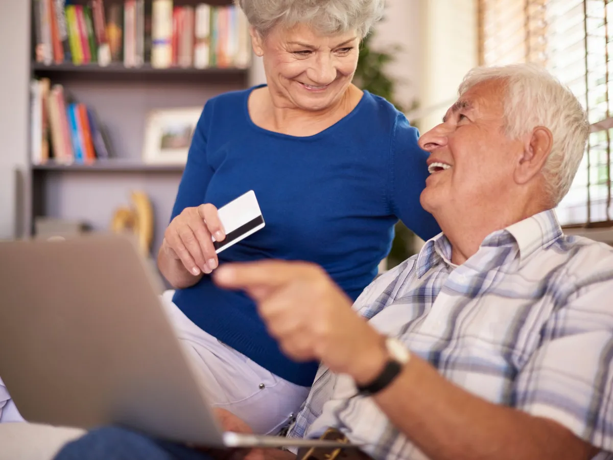 Pensionar cu cardul - Foto: Freepik