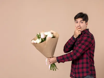Bărbat care are un buchet de flori în mână - Foto: Magnific.com (Imagine cu rol ilustrativ)
