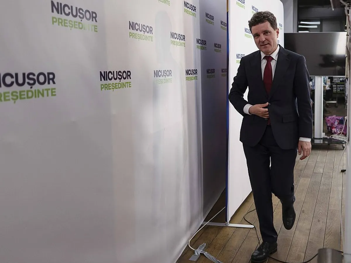 Nicuşor Dan, în sediul de campanie - Foto: INQUAM PHOTOS/Octav Ganea