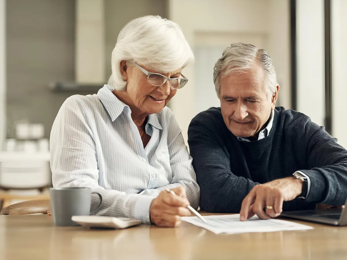 Pensionari atenți la pensie - Foto: Freepik