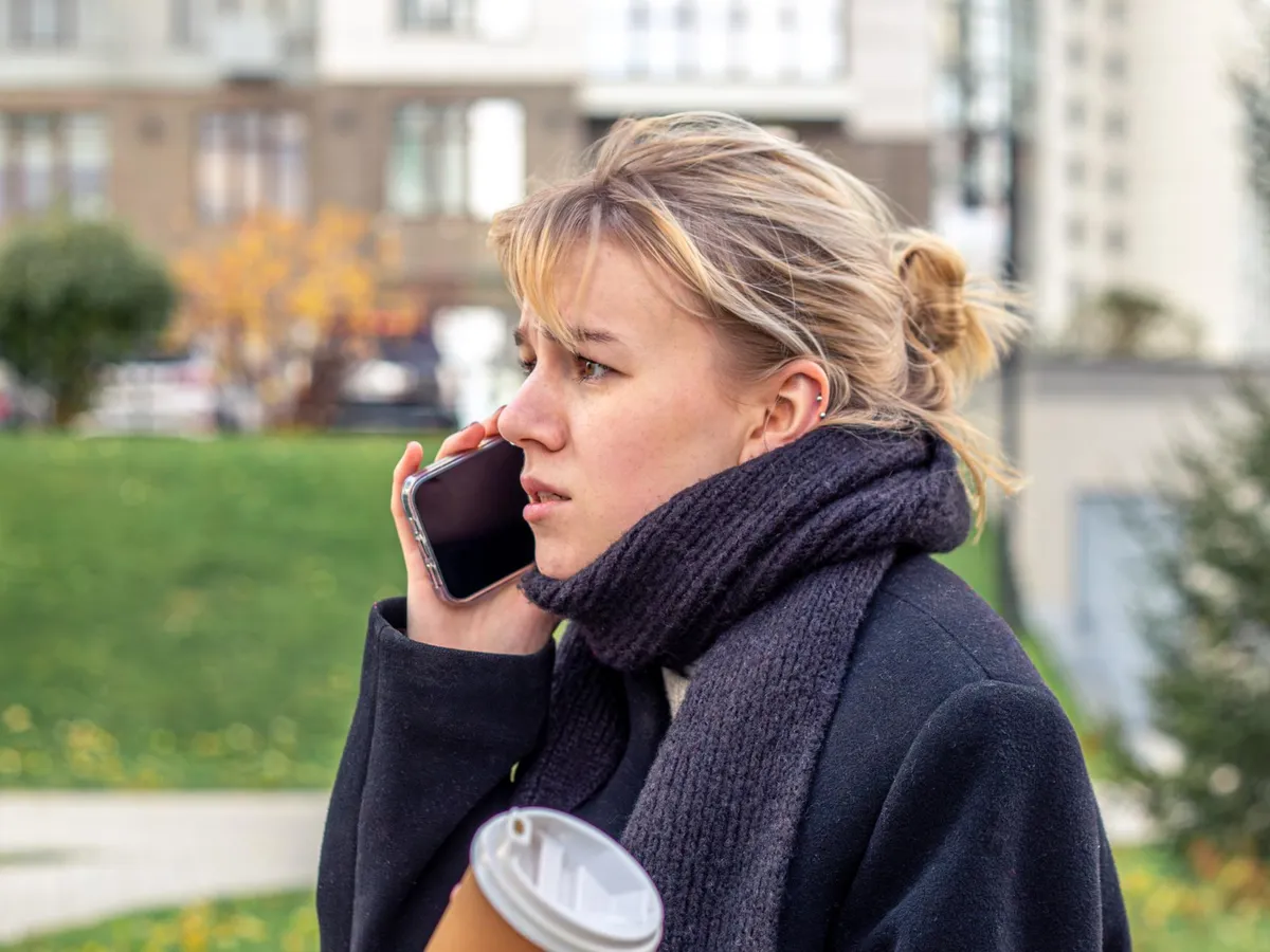 Femeie care vorbește la telefon - Foto: Freepik (Imagine cu rol ilustrativ)