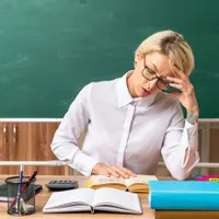 Câte cadre didactice titulare vor face naveta din toamnă. Norma didactică a crescut cu 2 ore - Foto: Freepik (Imagine cu rol ilustrativ)