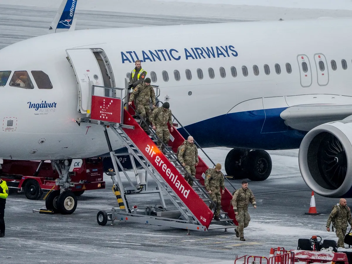 Soldați danezi aterizează pe aeroportul din Nuuk, Groenlanda - Foto: Profimedia Images