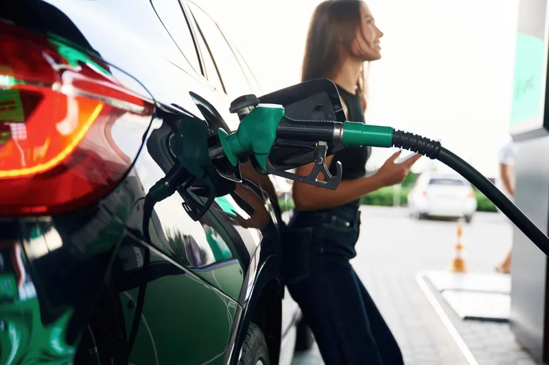 Femeie aliment&acirc;nd la pompă - Foto: Freepik