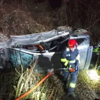 Șase tineri au văzut moartea cu ochii. S-au răsturnat cu mașina într-o curbă de pe DN1 - Foto: News.ro