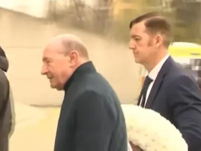 Traian Băsescu a scris un singur cuvânt pe coroana depusă la catafalcul lui Mircea Lucescu