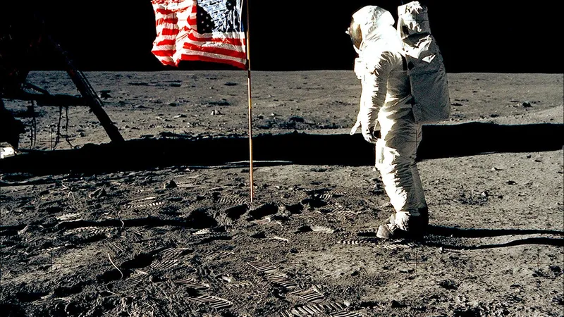 Om pe lună- Foto: FACEBOOK