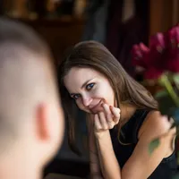 15 august, ziua când fetele nemăritate își caută ursitul. Ritualul cu floarea care aduce iubitul - Foto: Freepik