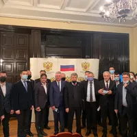 Poza postată de Kuzmin cu primarii și viceprimarii români cărora le-a spus că presa mainstream face „acuzații mincinoase” la adresa Rusiei. Sursă imagine: Facebook