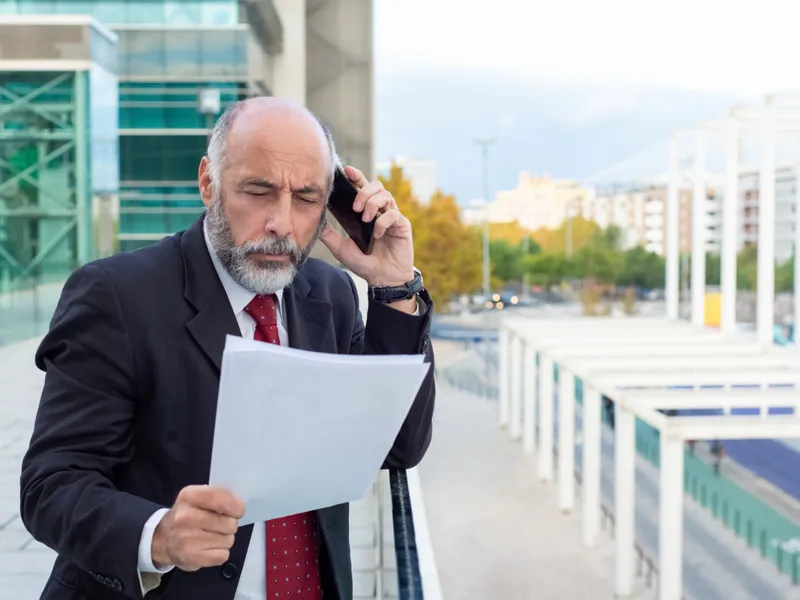 Foto: Un pensionar care află că instanța i-a dat câștig de cauză și a primit 300 lei în plus la pensie. (Freepik )