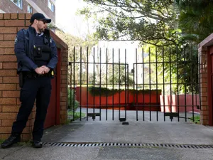 Un bărbat a fost arestat după ce a intrat cu maşina în porţile consulatului rus din Sydney - Foto: Profimedia Images