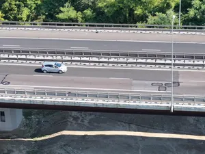 Lucrare de „calitate”, pe autostrada Deva–Sibiu. Fisuri la viaductul Aciliu, după nici 10 ani - Foto: captură video