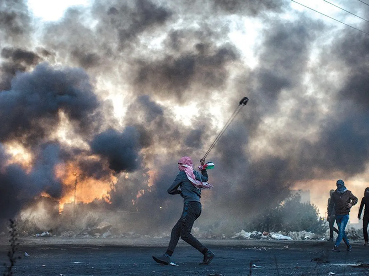 Imagini reprezentantive pentru repetatele conflicte dintre palestinieni și forțele israeliene. Tinerii îi atacă pe militari cu pietre și cauciuri în flăcări