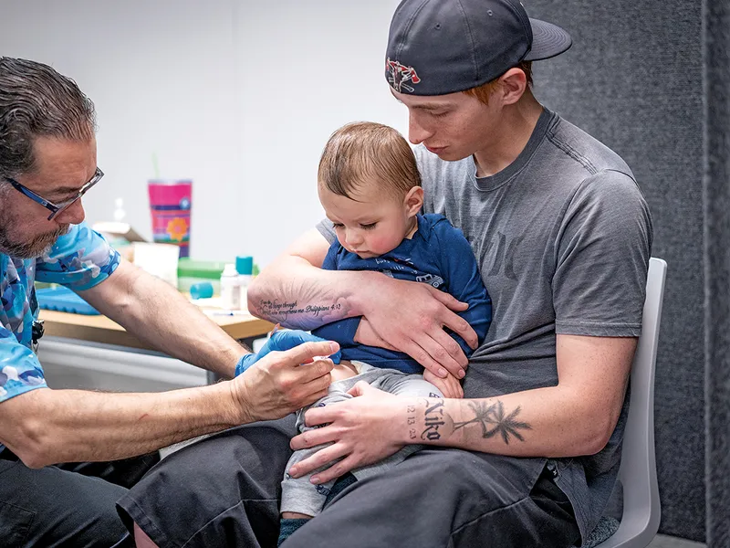 CERCETARE DE ÎNCREDERE Niko, în vârstă de 14 luni, primește vaccinul ROR în Lubbock, Texas. Profesorul Lo spune că vaccinul „nu are nicio legătură cu autismul“