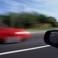 Când ai voie să depășești pe linie continuă fără să iei amendă? E scris în Codul Rutier - Foto: Profimedia Images