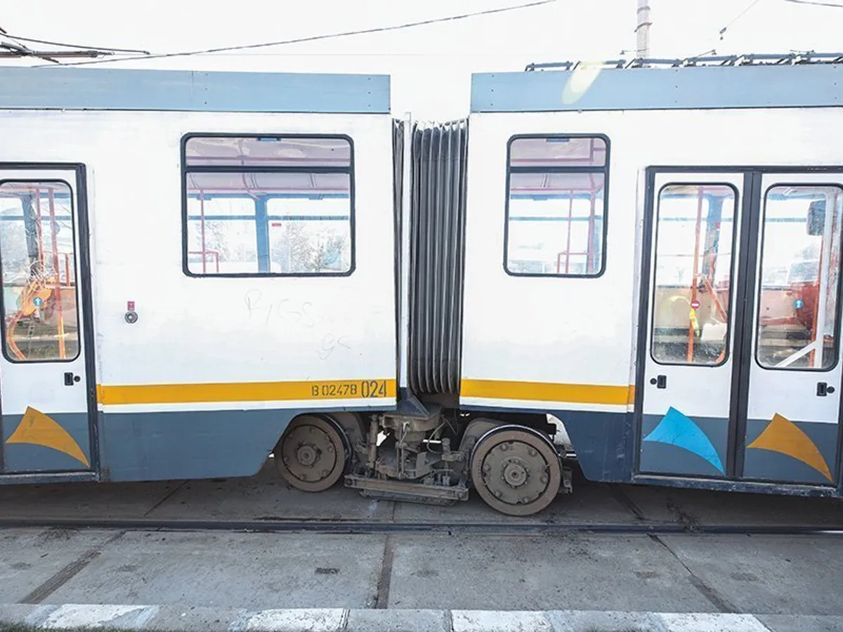 În București, tramvaiele sunt vechi și ies mereu de pe șine