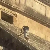 Turistul german care a ignorat interdicția de a se urca pe una din cele 7 minuni ale lumii. Amendă uriașă - Foto: Stirile proTv