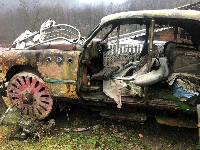 Comunistul Gheorghiu-Dej se plimba cu o limuzină Buick specială în anii `50. Avea roți de tren - Foto: cfir.ro