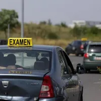 Preşedintele Nicuşor Dan nu e de acord ca șoferii să obțină anumite categorii fără examen scris - Foto: Arhivă (Imagine cu rol ilustrativ)