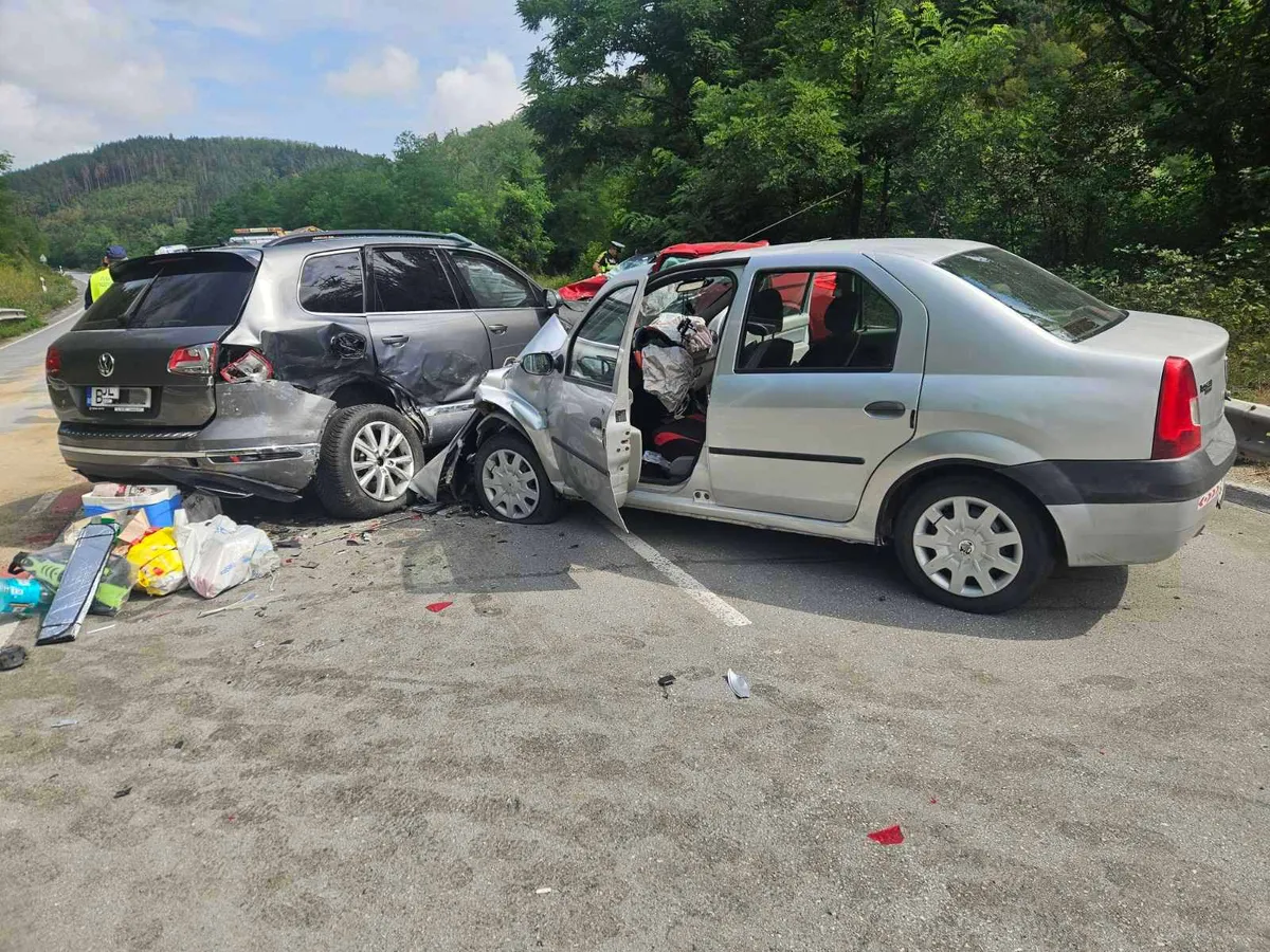 Accident cu 3 mașini și 10 răniți, în Bulgaria. Un român cu un VW Touareg a depășit aiurea - Foto: nova.bg