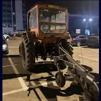 Cu tractorul cu plug, beți și fără permis au parcat la mall  Foto: Facebook