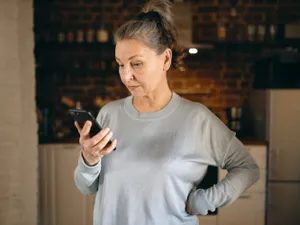 Escrocherie la pensie. Pensionară, rămasă fără 70.000 lei. I s-a spus să investească în criptomonede - Foto: Freepik (Imagine cu rol ilustrativ)