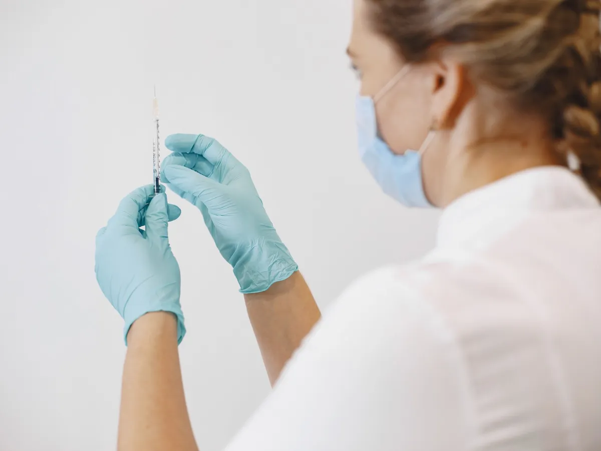 Asistentă care se pregaătește să facă o injecție - Foto: Freepik (rol ilustrativ)