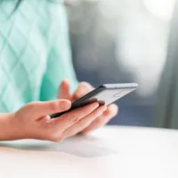 O femeie a rămas fără toți banii din bancă după ce a accesat un mesaj de pe telefon - Foto: Profimedia / imagine cu caracter ilustrativ