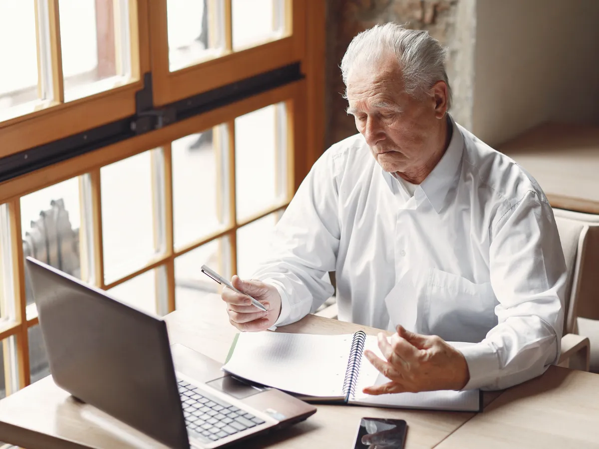 Care pensionari nu iau ajutorul de 400 lei la pensie în aprilie, deși au pensie sub 2.540 lei? Foto: Freepik (fotografie cu caracter ilustrativ)