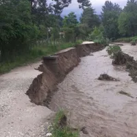 Un drum din Vâlcea, rupt de o viitură pe o lungime de 100 de metri - Foto: ISU