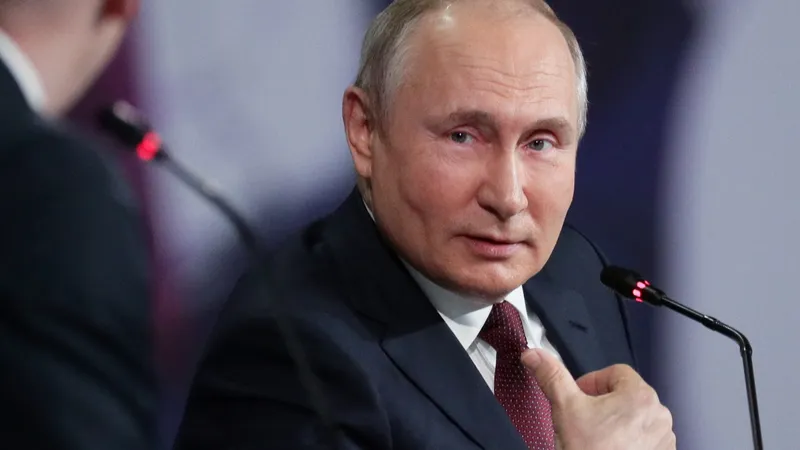 Preşedintele rus Vladimir Putin consideră că este "grotesc" să se afirme că Moscova duce un război cibernetic împotriva SUA. / Foto: reuters.com