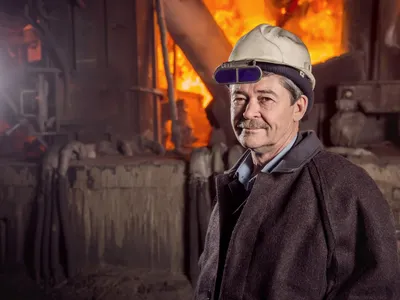 Pensionar muncind în condiții grele - Foto: Freepik