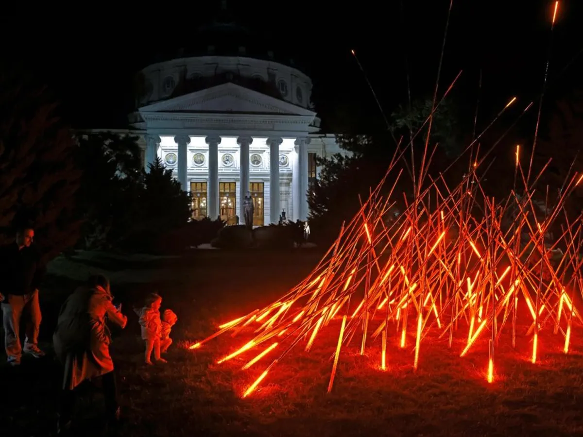 Instalaţie de artă în centrul Capitalei, în faţa Atheneului Român - Foto: Profimedia Images