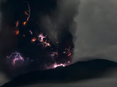 Vulcanul Ibu a erupt. Șapte sate au fost evacuate. Coloana de cenușă a avut 4 kilometri - Foto: Profimediaimages.ro