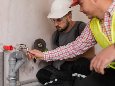 Doi bărbați care repară o țeavă - Foto: Freepik (Imagine cu rol ilustrativ)