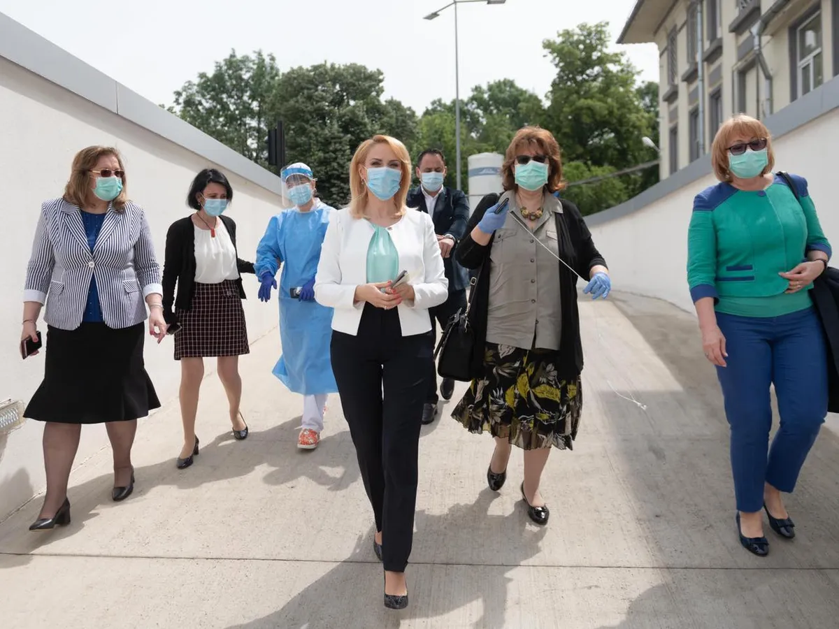 Firea lăudându-se, pe Facebook, că a donat halate și mănuși medicilor de familie din București. FOTO: Facebook