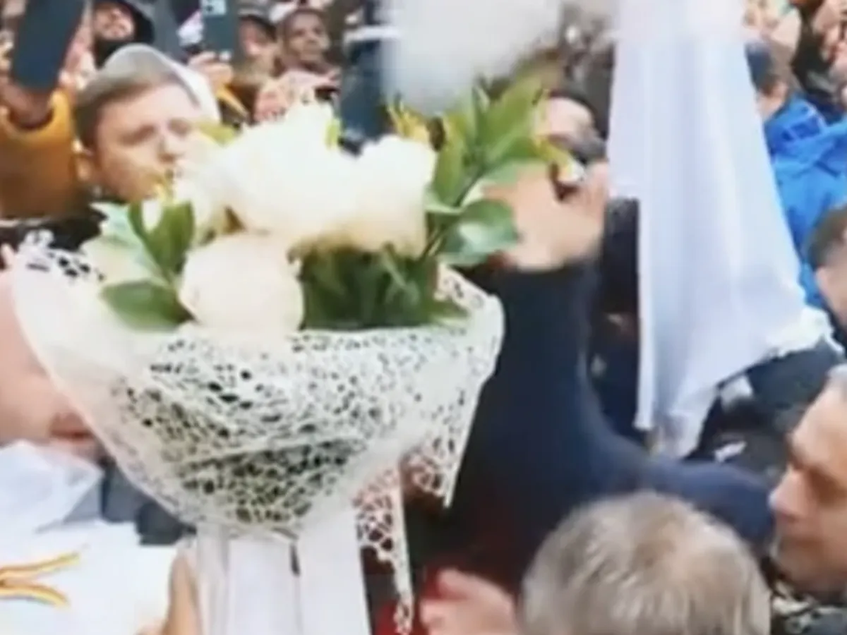 Captură Călin Georgescu a aruncat porumbei albi - Foto: aktual2