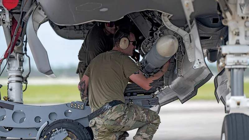CAPACITATE DUBLĂ Unele variante ale F-35 pot transporta focoase nucleare americane, precum și bombe și rachete convenționale. Marea Britanie cumpără 12 astfel de avioane de luptă