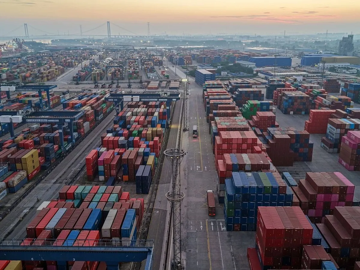 Containerele sunt stivuite în terminalul de containere Longtan, din Nanjing, China - Foto: Profimedia Images