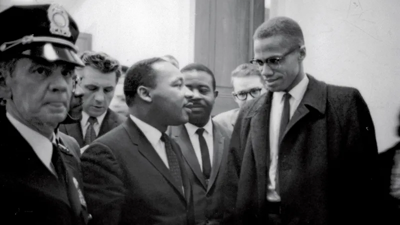 VISÂND LA LIBERTATE King și Malcolm X la singura lor întâlnire, în Washington, D.C., pe 26 martie 1964. Amândoi se aflau acolo pentru a susține Legea drepturilor civile