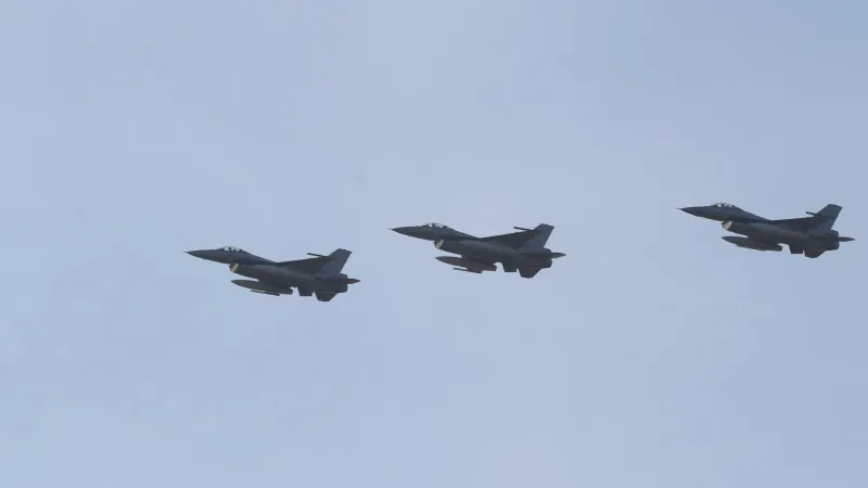 Cât de tari sunt avioanele F-16 trimise de România contra dronelor Rusiei? Au rachete de 1.000.000$ - FOTO: RoAF