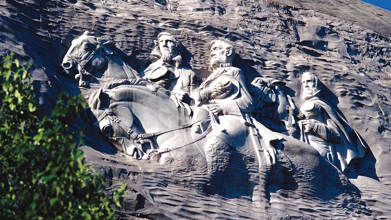 Basorelief înfățișându-i pe confederații Jefferson Davis, fost președinte, și doi generali, Robert E. Lee și Thomas „Stonewall“ Jackson